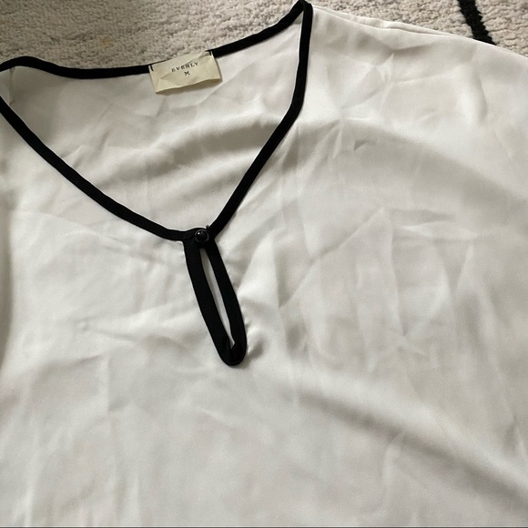 EVERLY White Trim Keyhole Short Sleeve Blouse - Picture 5 of 7
